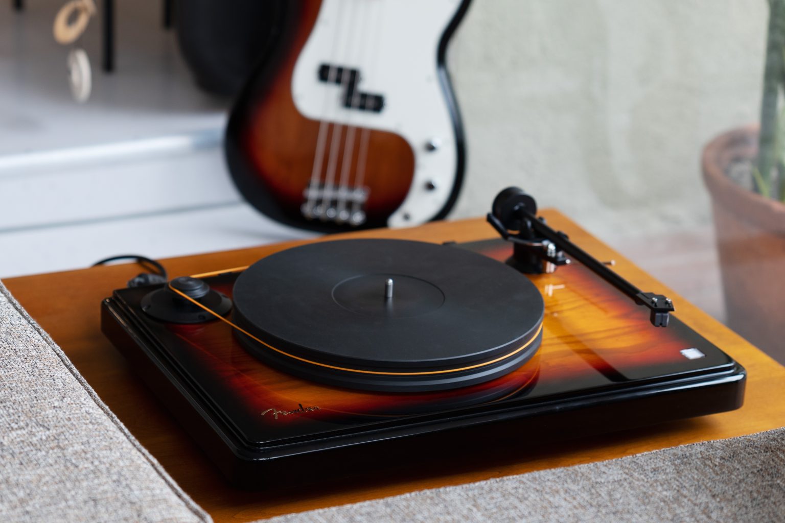 fender-tocadiscos-precision-bass-1536x1024