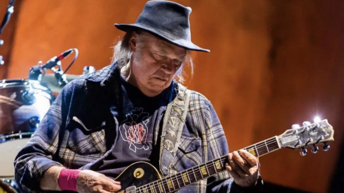 Neil Young exige que Spotify elimine su música por la difusión de desinformación sobre vacunas