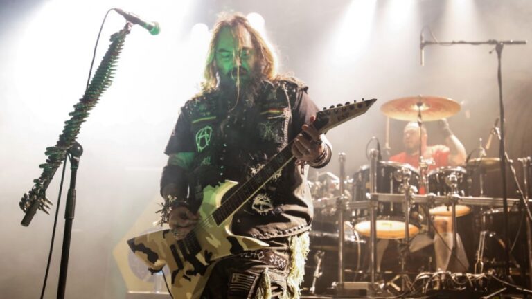 MAX E IGGOR CAVALERA ANUNCIAN GIRA POR EE. UU. PARA CELEBRAR 'BENEATH THE REMAINS' Y 'ARISE' DE SEPULTURA