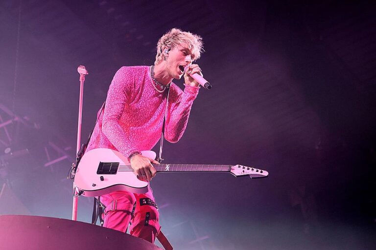 Machine Gun Kelly apaga a TikToker que afirmó que no tocaba la guitarra en vivo