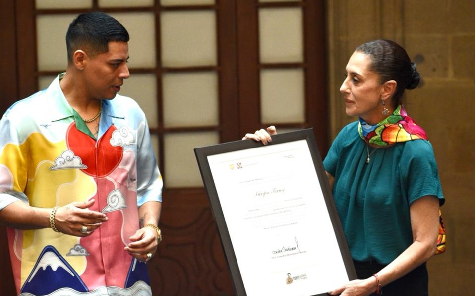 Sheinbaum entrega reconocimiento a Grupo Firme y anuncia concierto gratis en el Zócalo