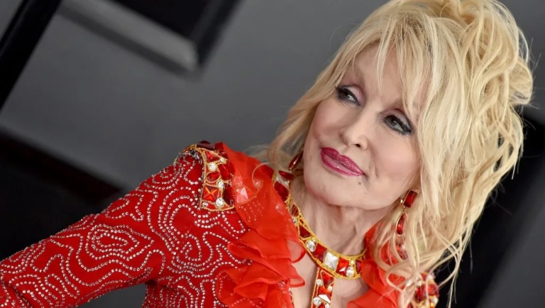 Dolly Parton dona $1 millón a la investigación de enfermedades