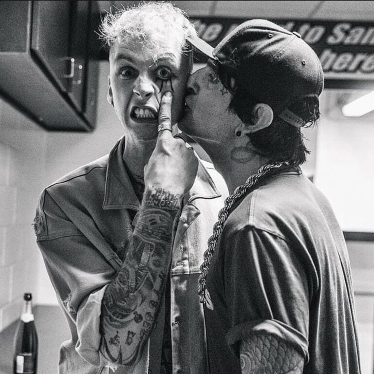 MÖTLEY CRÜE TRAER A MACHINE GUN KELLY