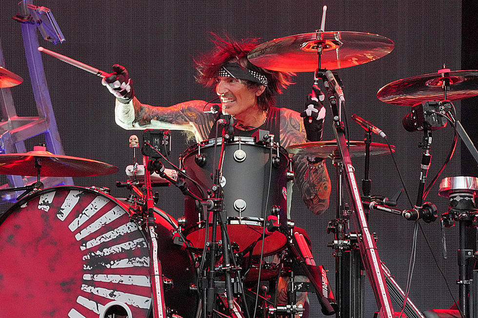 Tommy Lee toca el primer show completo de la gira de estadios de Motley Crue