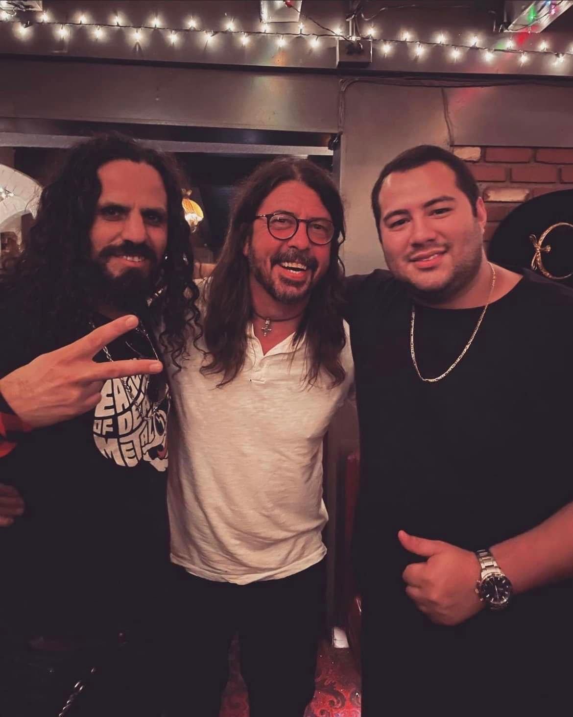Dave Grohl Visita un restaurante Mexicano