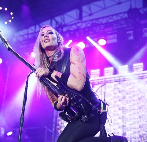 Nita Strauss, la exguitarrista de Alice Cooper Se ha unido a la banda de gira de Demi Lovato