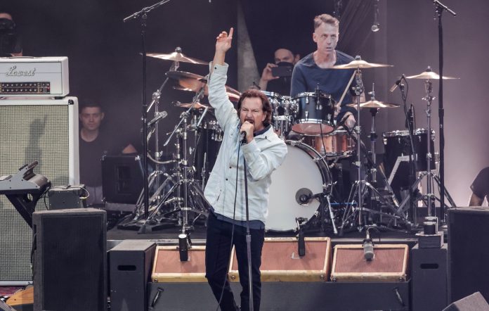 Pearl Jam regresa al escenario mientras Eddie Vedder se recupera de problemas vocales