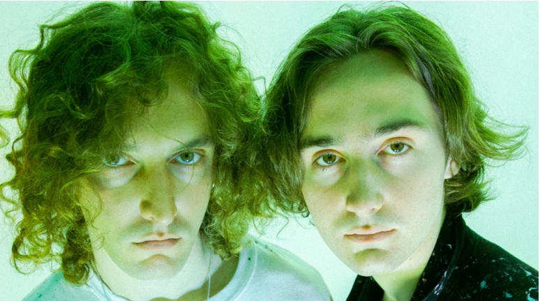 Taipei Houston (hijos de Lars Ulrich de Metallica ) comparte el sencillo debut As the Sun Sets