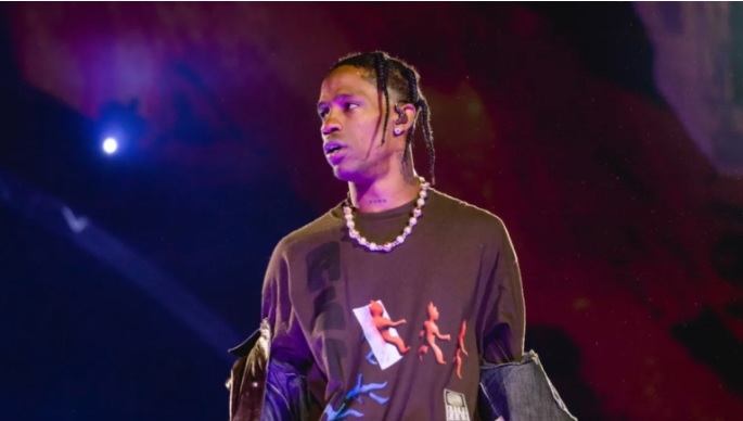 Travis Scott hace una pausa en el espectáculo para calmar a la multitud ruidosa