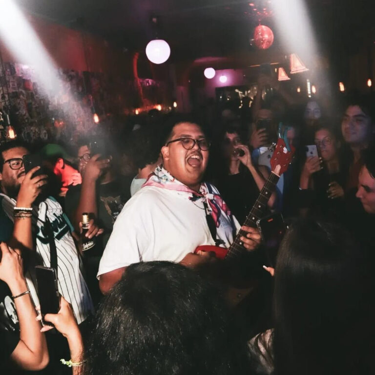 DROMEDARIOS MÁGICOS presentó 'Bicampeón' en vivo