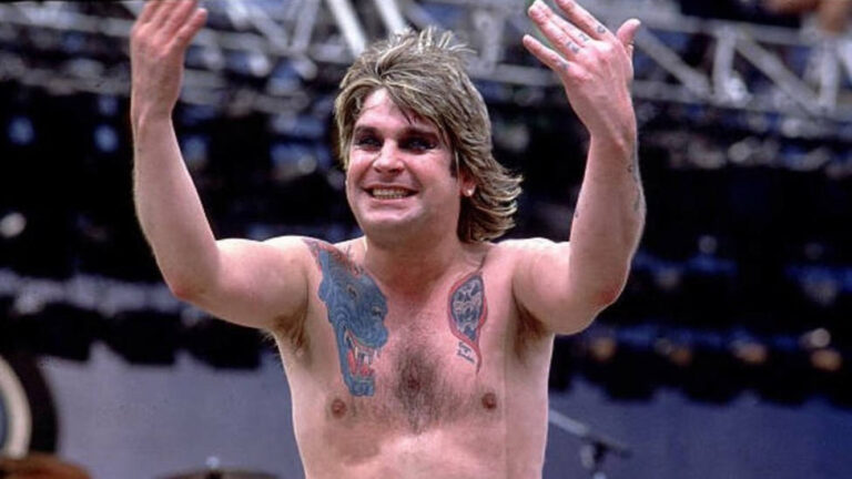 la historia detrás de los insólitos tatuajes de Ozzy Osbourne en sus rodillas