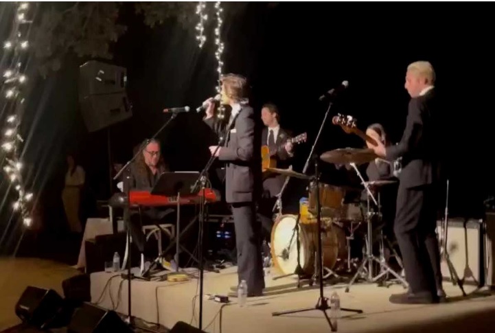 Alex Turner canta una serenata en una fiesta de casamiento