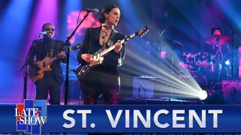 St. Vincent tocar una versión funky de Down con The Colbert House Band