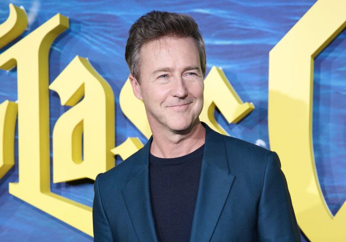 Edward Norton incómodo después de descubrir que sus antepasados ​​tenían esclavos