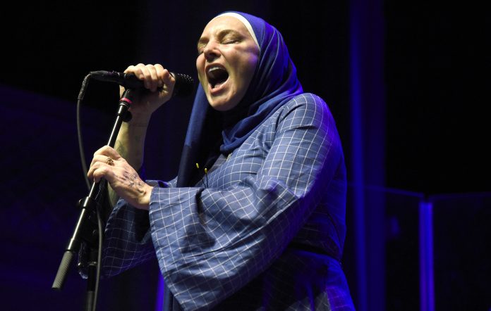 Escucha la nueva versión de Sinéad O'Connor del tema 'Outlander'