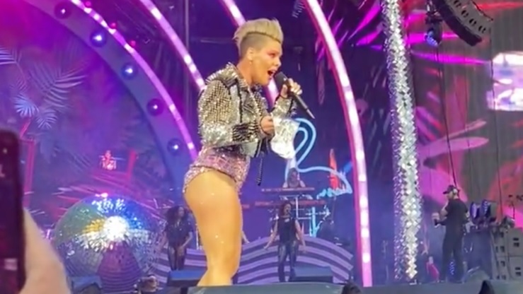 A P!NK le arrojan las cenizas de la madre de una fan durante un concierto