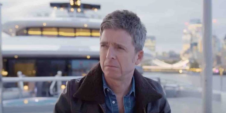 Noel Gallagher toca para una pequeña multitud en el aeropuerto