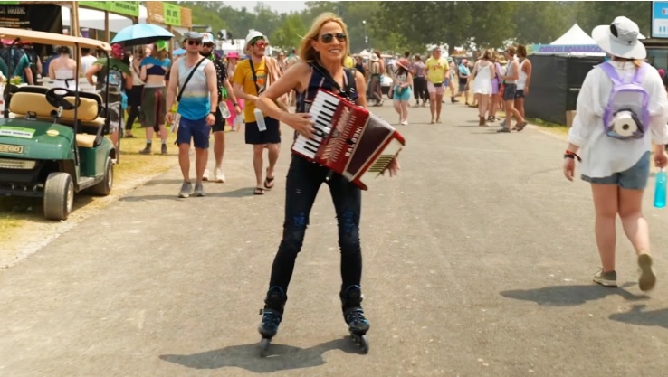 Sheryl Crow patina sobre ruedas alrededor de Bonnaroo tocando sus éxitos