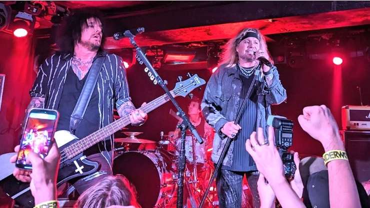 Mötley Crüe hace cover a Beastie Boys durante Intimate Club Show