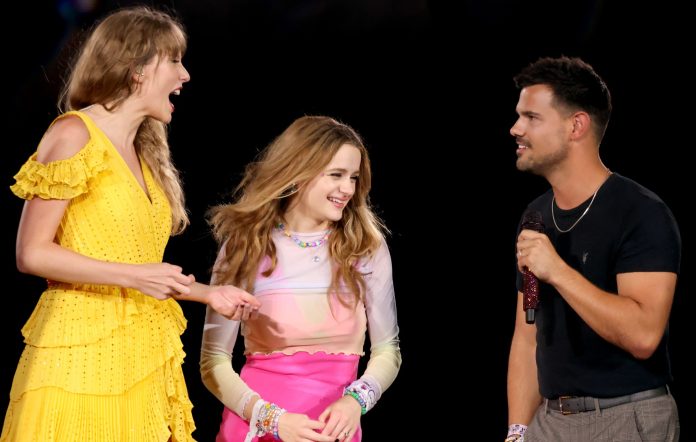 Taylor Lautner se une a Taylor Swift en el escenario