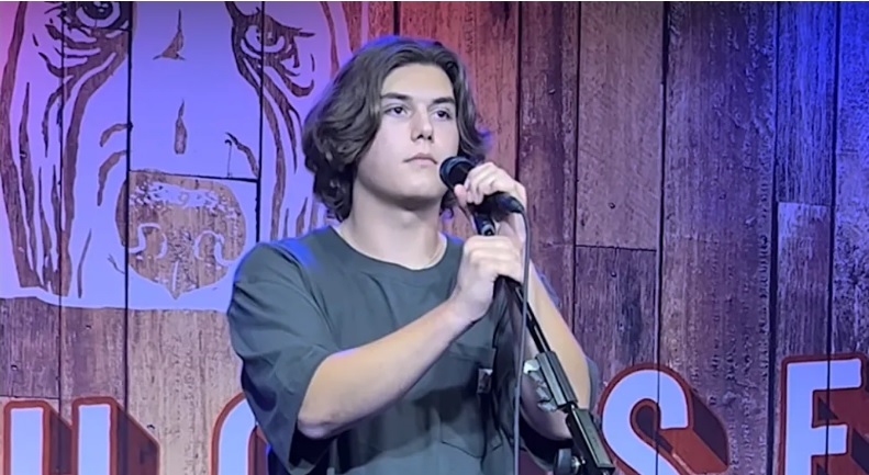 El hijo Kingston de Gavin Rossdale y Gwen Stefani se presenta en el bar de Blake Shelton