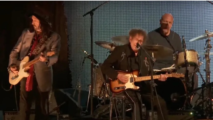 Bob Dylan toca un set sorpresa con The Heartbreakers en Farm Aid