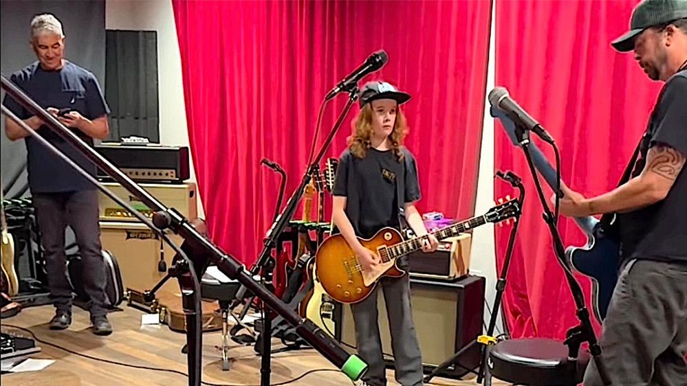 Foo Fighters interpretar 'Everlong' con el hijo de 12 años de Scott Ian