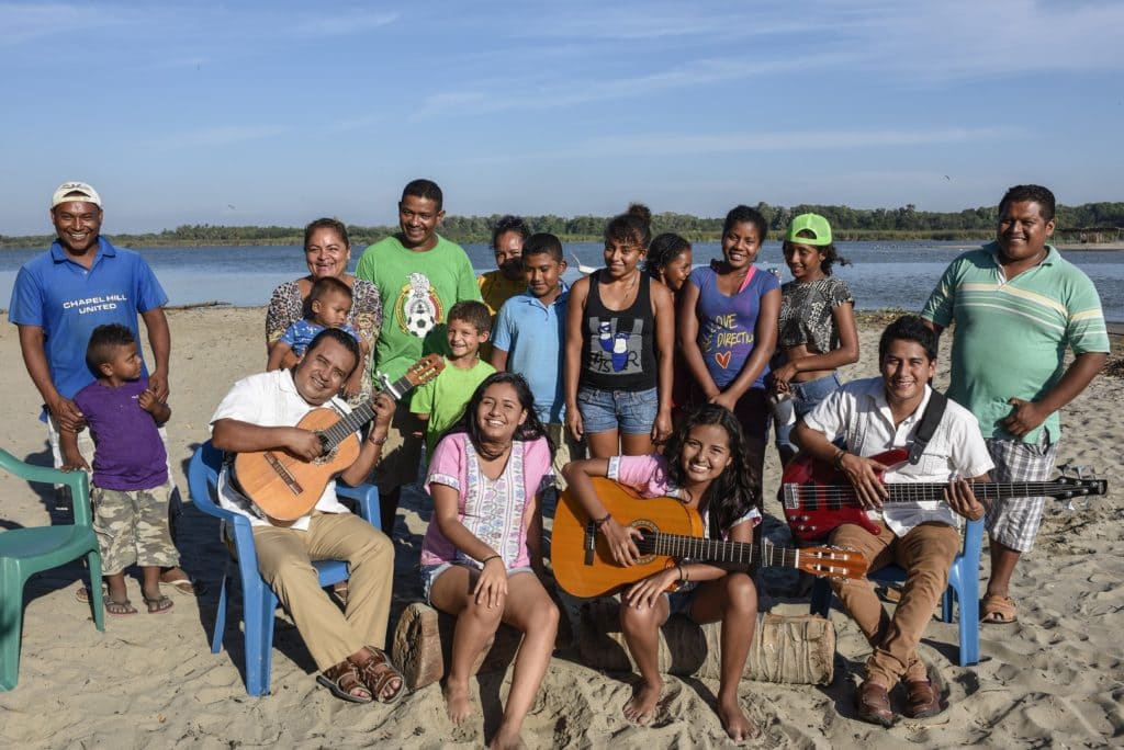 Las-Hermanas-Garcia-grabando-El-Negro-de-la-Costa.-Foto-de-Irene-Barajas.-©DiscosCorasón (1)