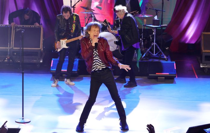el nuevo vídeo 'Mess It Up' de los Rolling Stones protagonizado por Nicholas Hoult