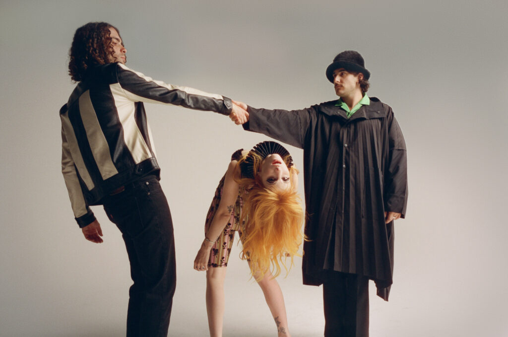Paramore lanza la portada de “Burning Down the House” de Talking Heads