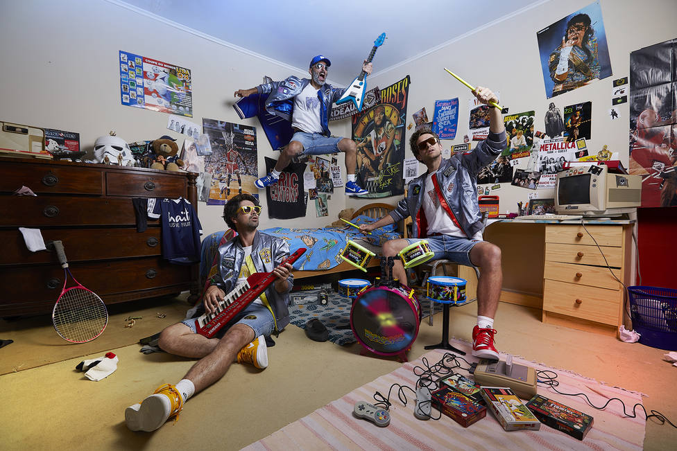 Banda de rock hace música con instrumentos de juguete