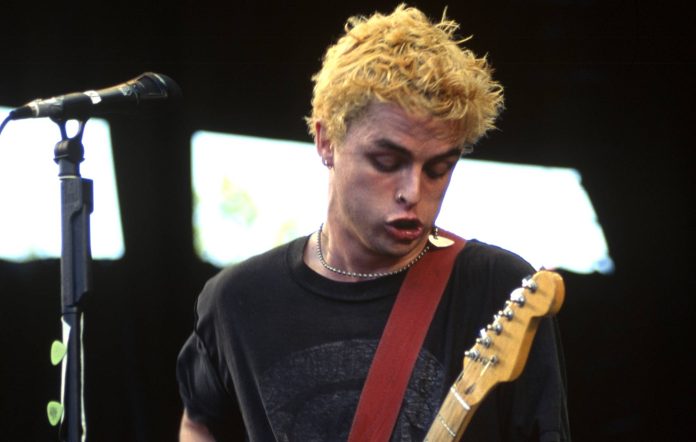 Billie Joe Armstrong explica por qué reescribió la letra original “vergonzosamente mala” de 'Basket Case' de Green Day