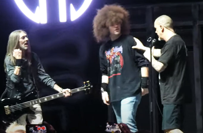 Pantera invitan a un fan a cantar en el escenario por su parecido con Dimebag Darrell