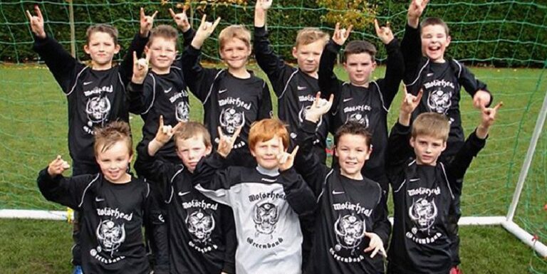 actos musicales que han aparecido en uniformes defútbol