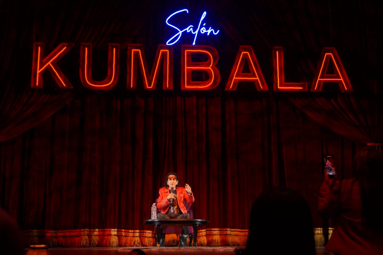 Alex Lora en la obra de teatro "Lagunilla mi barrio"