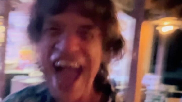 Mick Jagger sube un loco vídeo bailando “Moves Like Jagger”