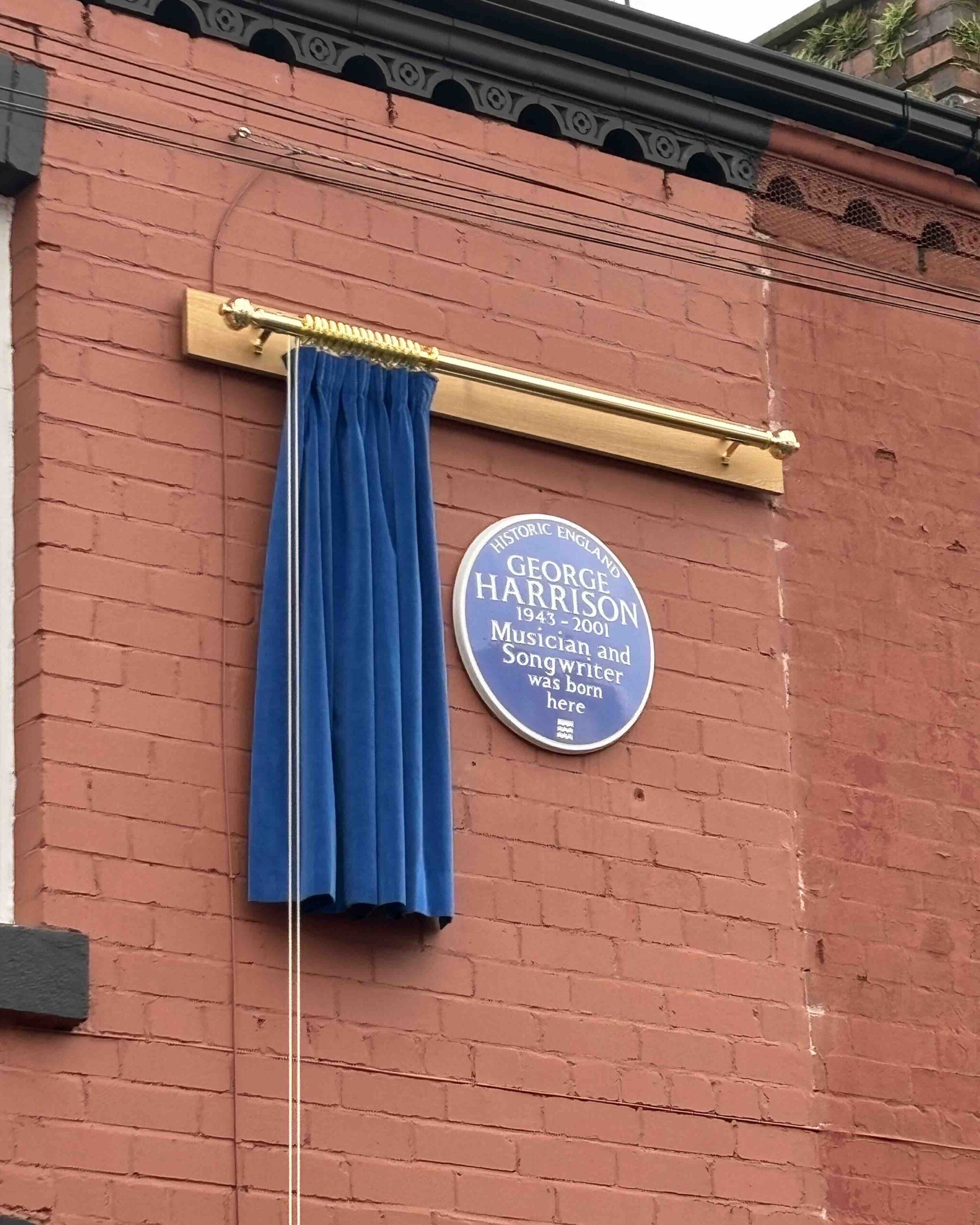 Placa azul colocada en la casa de la infancia del ícono de los Beatles (2)