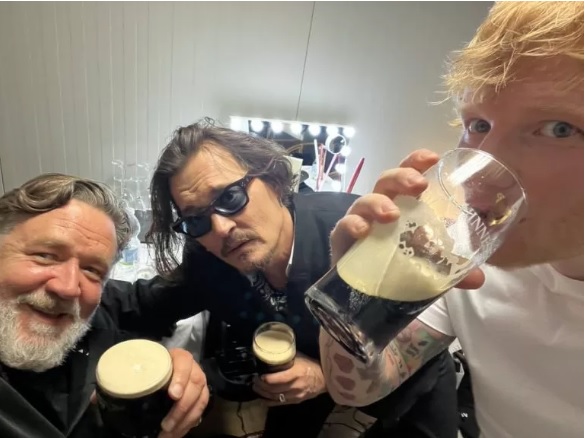 Ed Sheeran recibe críticas por salir con Johnny Depp