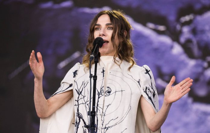 PJ Harvey dio un concierto sorpresa en su ciudad