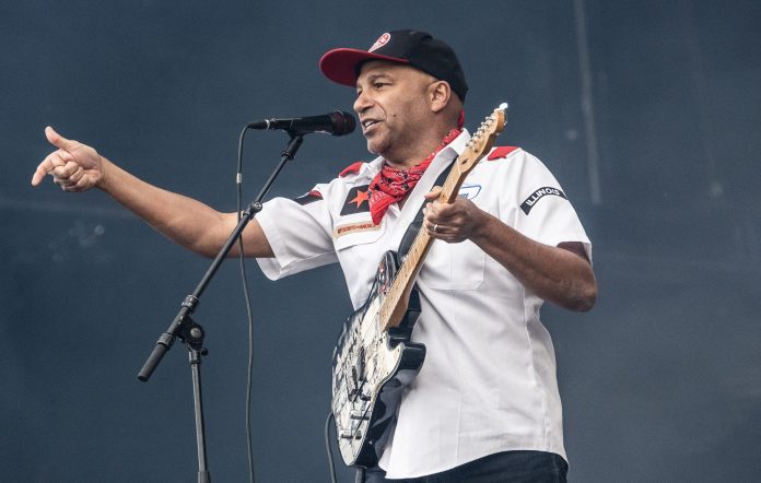 Tom Morello llama a los metaleros a “ponerse las pilas” para convertirse en “agentes de la historia”