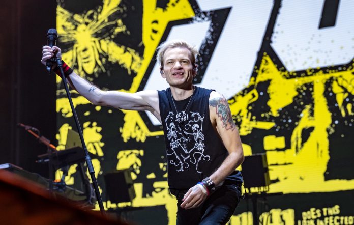 Los fans de Sum 41 están convencidos de que Deryck Whibley es el nuevo cantante de Linkin Park