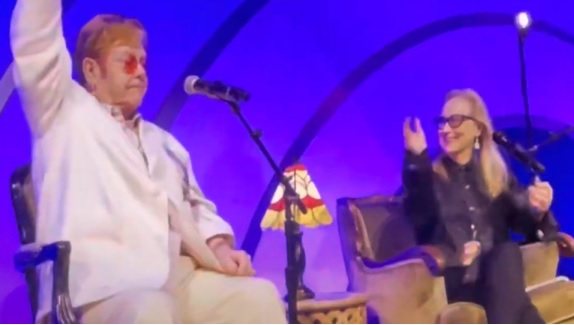 Elton John se sube al escenario con Joni Mitchell y Meryl Streep