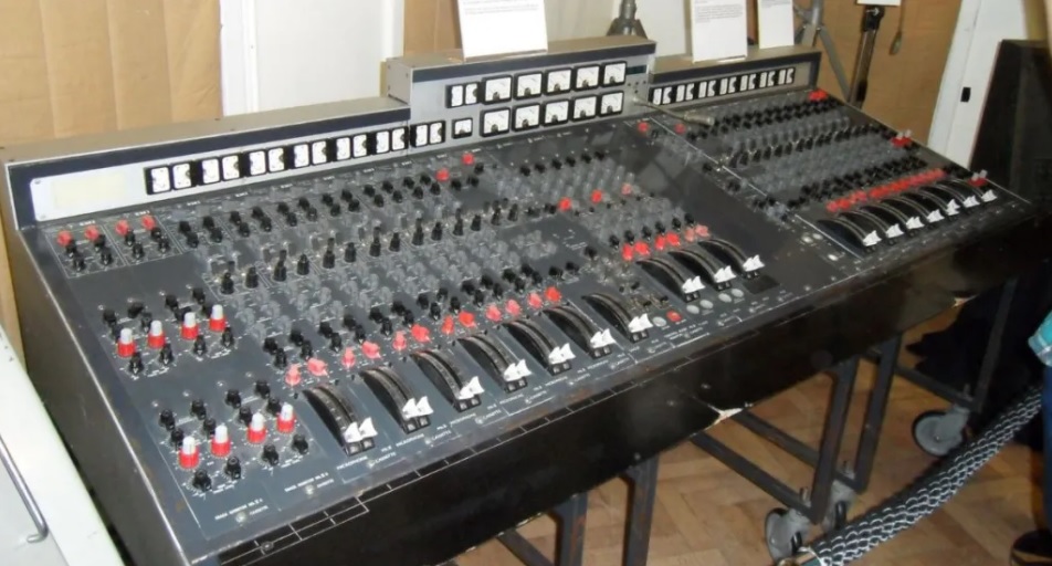 La famosa consola de grabación Abbey Road de los Beatles se venderá en Reverb