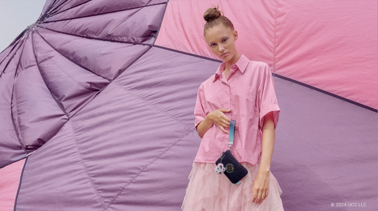 La marca global de bolsos y accesorios Kipling se ha unido a Universal Pictures Wicked para crear una emocionante y nueva colección. Llegando a los cines este mes de noviembre, el evento cinematográfico que define a toda una generación, Wicked, explorará temas de empoderamiento femenino, igualdad, integridad, desafío y hermandad, lo que se convierte en una mancuerna natural para Kipling. La colección exclusiva cuenta con seis estilos diferentes: una mochila, dos bolsos cruzados convertibles, un tote, un bolso de mano y un monedero. Asegúrate de coleccionar el icónico llavero Monkey de Kipling, decorado en verde y rosa con alas, similar a los monos voladores que aparecen en la película. Los colores destacados incluyen un hermoso nylon con degradado en verde y rosa, y un material negro brillante. Los logotipos de Kipling y Wicked están impresos en los forros interiores de color rosa claro.  Kipling es mayormente conocido por diseñar bolsos versátiles que son duraderos, resistentes al agua y pensados para la movilidad. Las siluetas complementan un guardarropa de otoño y son la compañía perfecta para cualquier aventura de esta temporada. Opta por la New Cicely Tote Bag para un día lleno de actividades en el que necesites llevar todo contigo. El espacioso tote cuenta con organización interna y se sienta cómodamente en el hombro. Otro imprescindible es el Hearty Backpack Convertible, que se puede usar como pouch, bolso cruzado, bolso de mano, bolso de hombro o mochila. ¡Tantas opciones! Hearty es un gran bolso para salir y guarda lo esencial casi a la perfección. Con un toque adicional de brillo, Hearty completará tu look. Prepárate con tu pieza favorita para el estrenos de Wicked Acerca de Wicked Después de dos décadas como uno de los musicales más queridos y duraderos en el escenario, Wicked hace su tan esperado viaje a la pantalla grande como un espectacular evento cinematográfico que define a toda una generación. Wicked, la historia no contada de las brujas de Oz, está protagonizada por la poderosa Cynthia Erivo (Harriet, Broadway's The Color Purple), ganadora de un Emmy, un Grammy y un Tony, como Elphaba, una joven incomprendida debido a su inusual piel verde que aún no ha descubierto su verdadero poder, y la artista ganadora de un Grammy, con múltiples discos de platino y estrella global Ariana Grande como Glinda, una joven popular dorada por el privilegio y la ambición que aún no ha descubierto su verdadero corazón. Ambas se conocen como estudiantes en la Universidad Shiz en la fantástica Tierra de Oz y forjan una amistad improbable pero profunda. Tras un encuentro con el maravilloso Mago de Oz, su amistad alcanza un punto de inflexión y sus vidas toman caminos muy diferentes. El inquebrantable deseo de Glinda por la popularidad la seduce con el poder, mientras que la determinación de Elphaba de mantenerse fiel a sí misma y a quienes la rodean tendrá consecuencias inesperadas y sorprendentes en su futuro. Sus extraordinarias aventuras en Oz finalmente las verán cumplir sus destinos como Glinda la Buena y la Malvada Bruja del Oeste.