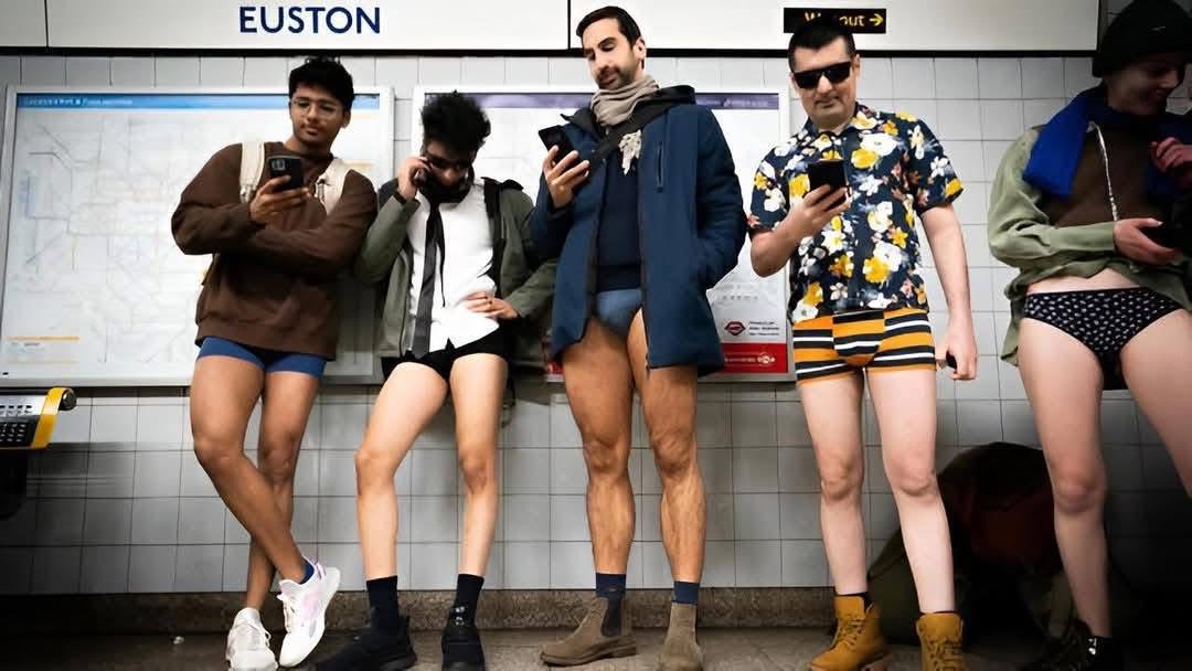 Celebran el "Día sin pantalones" en el metro de Londres