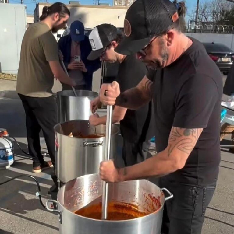 Dave Grohl dedicó su cumpleaños a preparar comida para afectados por incendios