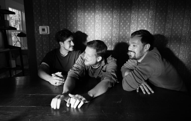 Mumford & Sons anuncia su primer álbum en siete años, ‘RUSHMERE’
