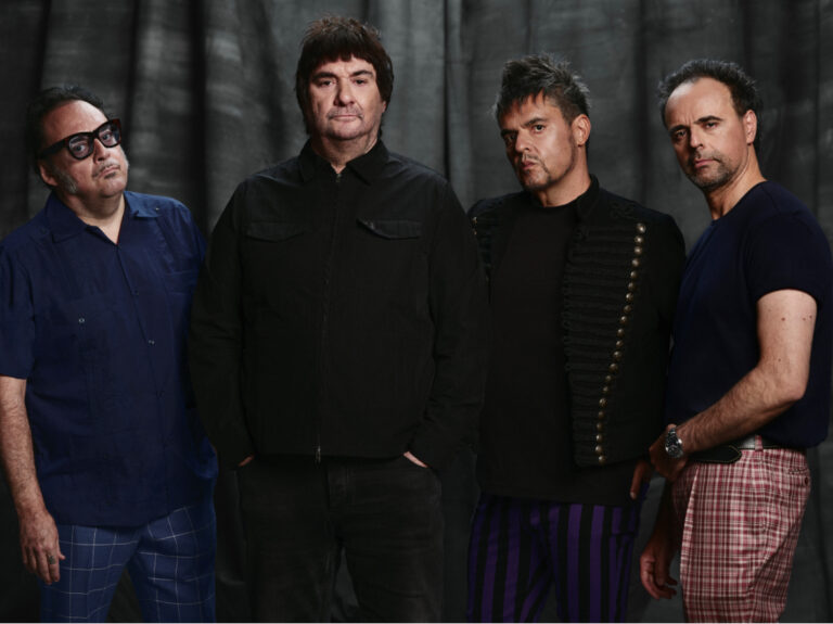 Los Tres firma con Universal Music y estrena la versión en vivo de "Moizefala"