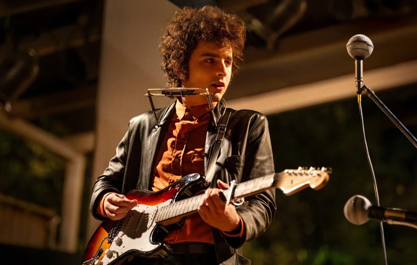 Mira a Timothée Chalamet tocar tres canciones de Bob Dylan mientras presentaba 'SNL'