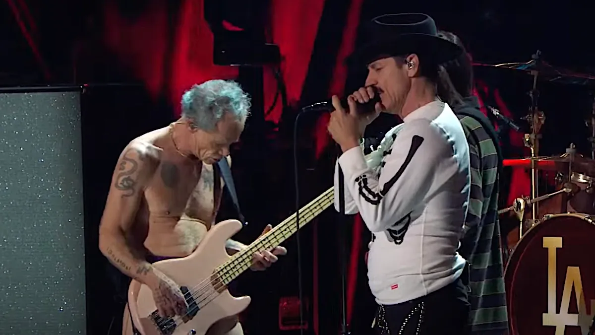 Los Red Hot Chili Peppers interpretan un concierto con temática de California en FireAid